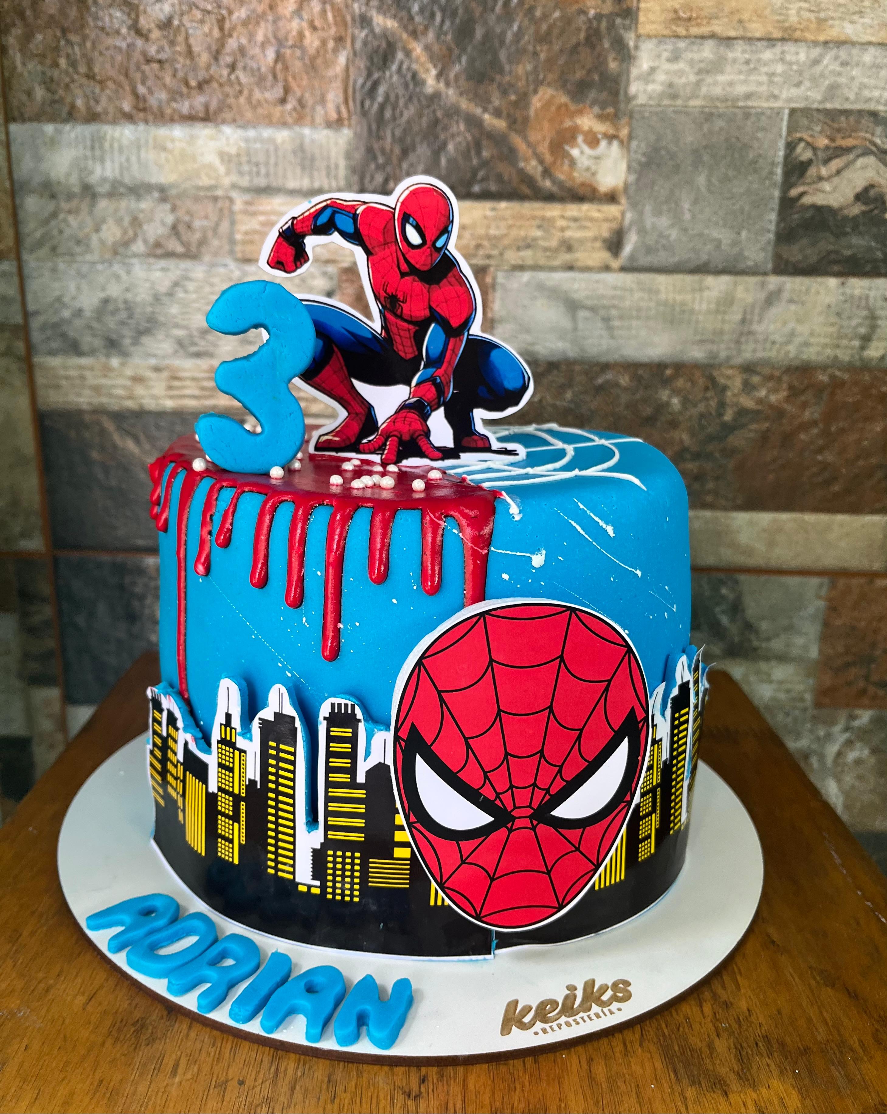 Torta hombre araña en crema