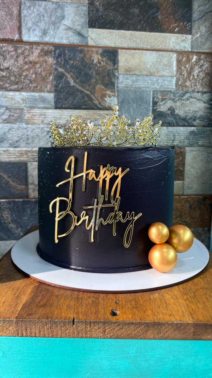 Torta Negra Con Mirellas y Corona 